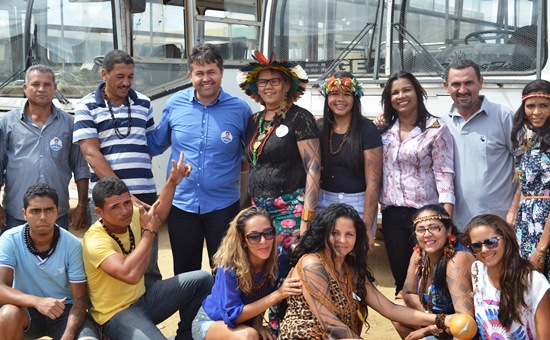 Ao lado da prefeita e indígenas da tribo Tumbalala Alex posou pata fotografia