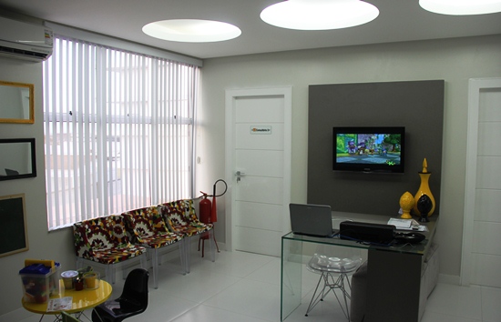Recepção para dois consultórios fica no primeiro andar e tem aspecto bem infantil.