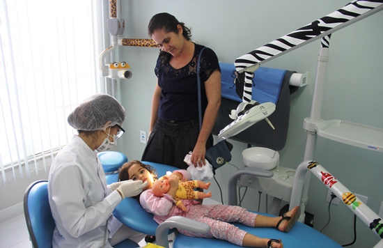 Dona Cleonice acompanhou de perto o trabalho da dentista.