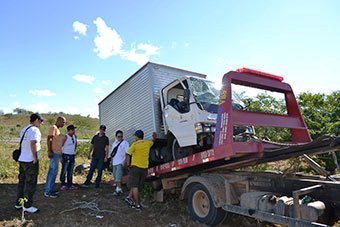 O baú não conseguiu parar no ponto de restauração da rodovia e bateu no fundo do outra da mesma rede de TV