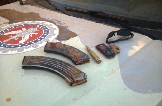 Munição de arma de grosso calibre encontrada no local.