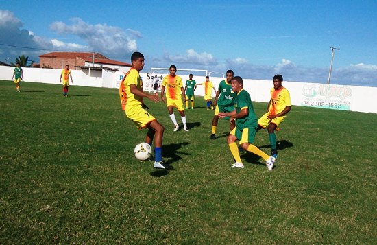 Seleção de Coité (de verde) aproveitou para conhecer o estadio onde irá mandar seus jogos,