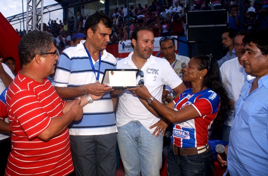 Rilza levou São Francisco do Conde ao primeiro titulo de Campeão do Intermunicipal em 2011. Ela entrega uma placa ao então prefeito de Santaluz Junior -vice-campeão.Foto: Raimundo Mascarenhas