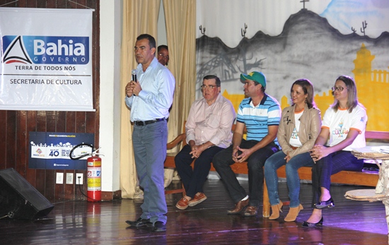 No banco cultural Roberto Lopes, presidente da Câmara Betão, Perpétua Sampaio e primeira dama Flávia Amâncio.
