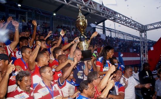 Rilza se juntou aos atletas para erguer a taça de campeão.