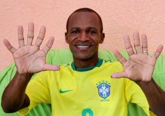 Fosse goleiro de futebol deveria pegar a bola mais fácil, em compensação teria que usar luva exclusiva.