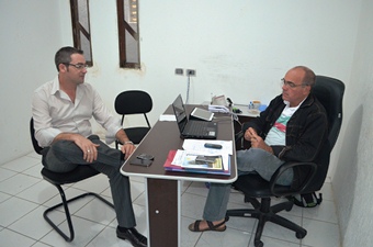 Engenheiro Tiago Pina na secretaria de Comunicação e Relações Institucionais ao lado de Valdemí de Assis
