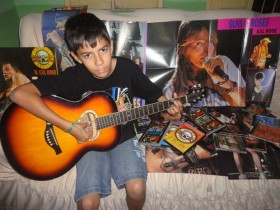 Garoto já nasceu amante do rock internacional