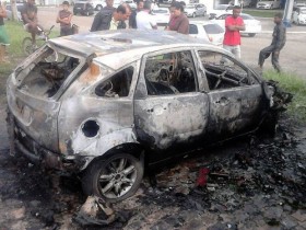 Carro ficou completamente destruído pelo fogo após o acidente