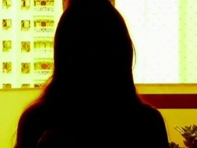 De acordo com a vítima, ela foi abordada pelo homem, que estava a pé e portava um revólver e uma faca.