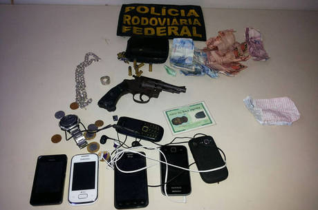 Material roubado e revólver calibre 32 apreendido