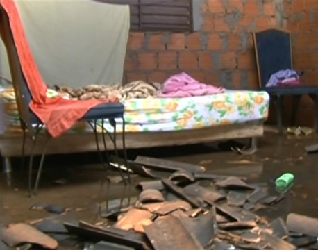 Segundo polícia, menino estava sozinho quando incêndio começou