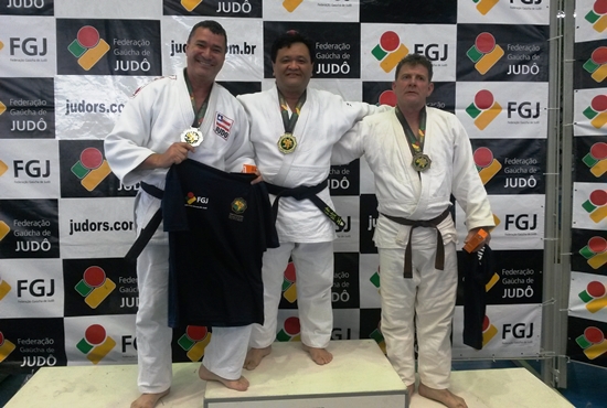Vladson Matos (E) comemora o segundo lugar