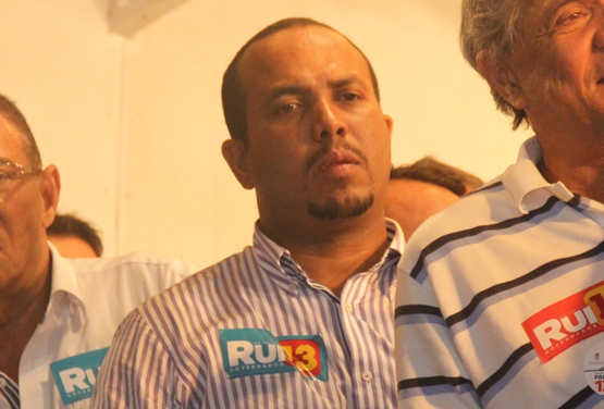 Prefeito Adriano Araújo durante o comício em Araci