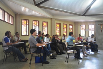 Padres de todas as paróquias da Diocese presentes no reunião do Clero.