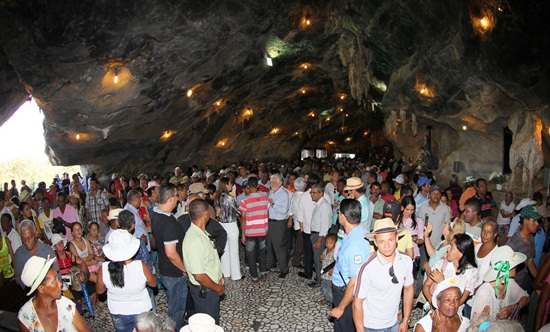 Igreja dentro das grutas chama a atenção pelo grande ação da natureza.