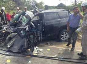 Carro do político totalmente destruído
