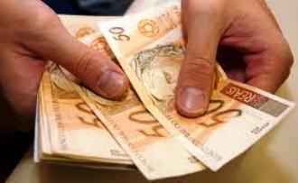 Estima-se que um candidato pode ter uma despesa para se eleger, muito maior do valor que deve receber em quatros anos de subsídios.