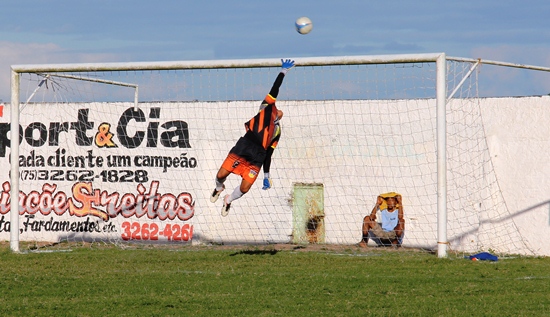 Goleiro coiteense Lucinho também precisou se esforçar muito para evitar o empate.