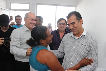 Assis e Ubiratan conhecem a casa de Dona Maria e notam sua extrema felicidade.