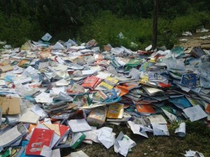 Um professor disse ter ficado sabendo que os livros estavam velhos.
