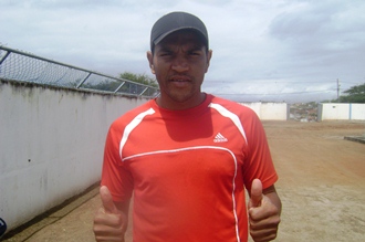 Atleta se recupera depois de um ferimento no pé em consequência de uma queda de moto