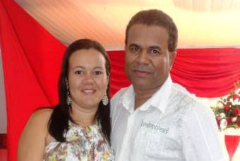 Roque ao lado da filha mais velha, Lhais,