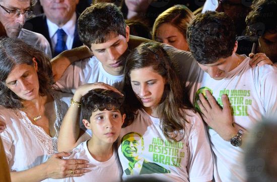 Esposa e filhos de Eduardo Campos no momento de despedida