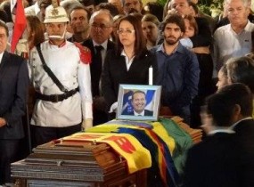 Sem poder abrir o caixão, a despedida foi por uma foto de Campos sorridente.