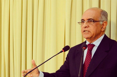 Líder nas pesquisas, Paulo Souto foi atacado pelos candidatos que faziam menção de seus governos anteriores
