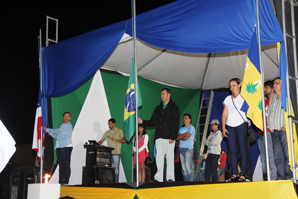 Prefeito Assis hástea bandeira do Brasil, secretária Perpétua bandeira de Coité e vereadora Analene a do Estado da Bahia.