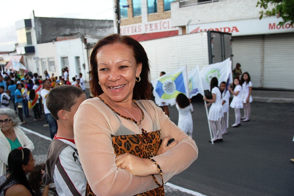 Lelinha disse que não sabia pata onde olhar diante de tanta beleza do desfile.