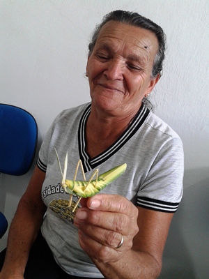 O gafanhoto feito de palha é idêntico ao verdadeiro.