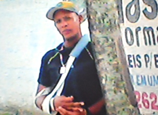 Ailson toma remédio controlado.