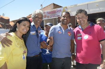 Alex a lado de Beto Lelis candidato a deputado federal, vice prefeita de Irecê e prefeito de Ibipeba.