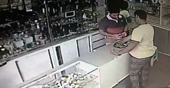 O homem de costas esteve pela manhã no joalheria e retornou a tarde para assaltar e levar terror.