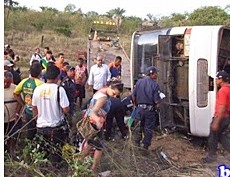 Populares ajudaram no socorro às vítimas.