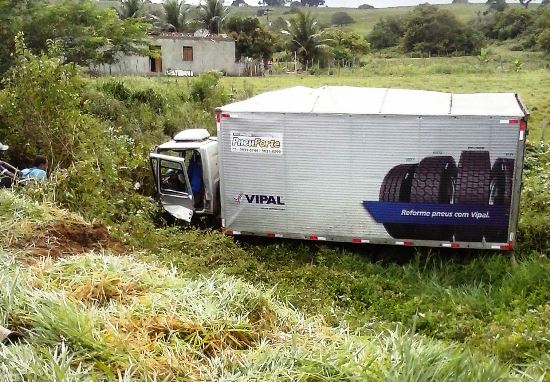 Acidente aconteceu com um caminhão cuja empresa está bem próxima do local, conforme pode ser vista na foto acima.