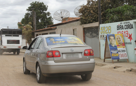 É mais comum encontrar propaganda nas calçadas. O centro da cidade nem mesmo dos candidatos a deputados foram encontradas.