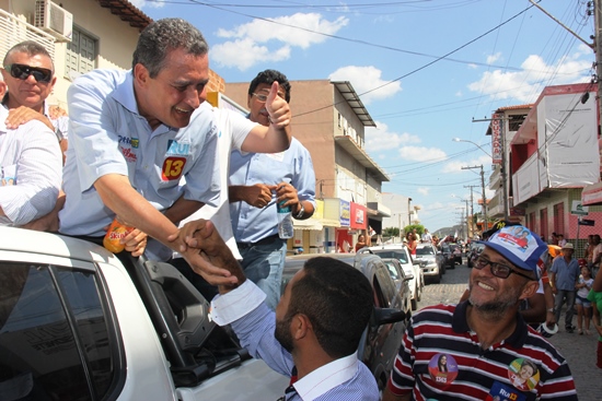 Rui aperta as mãos dos amigos das primeiras horas Adailton e