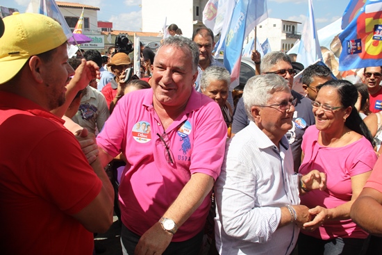 Carletto no cumprimento as pessoas ao lodo do prefeito Jorge Andrade