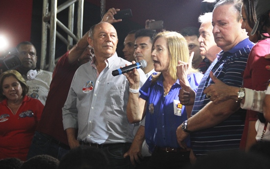 A prefeita Fátima Nunes disse que para Euclides da Cunha continuar com o grande desenvolvimento deve votar com Zé Nunes e Adolfo Meneses para deputados, Otto Senador, rui Governo e Dilma presidente.