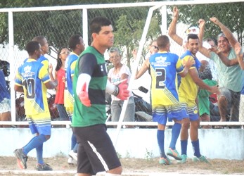 Enquanto o artilheiro Ró comemora o goleiro jacuipense Beto lamenta.