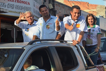 Rui Costa, prefeito Osni Cardoso e Otto Alencar no desfile.