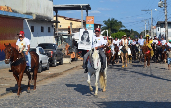 A primeira ala do desfile tradicionalmente traz os organizadores com a foto da mãe deles Maria do Carmo.