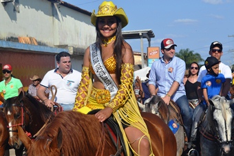 Princesa no destaque e ao fundo os candidatos a reeleição João Carlos Bacelar (E) e a direita Luiz Argôlo.