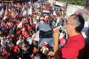 Ismael Ferreira fala para uma praça repleta de pessoas.