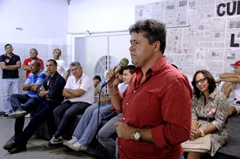 O futuro deputado está fazendo algo inédito, agradecer os votos recebidos.