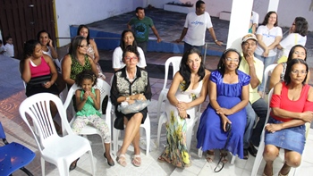 Familiares e amigos do casal, funcionários e usuários do CAPS acompanharam o ato.
