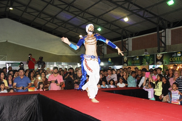 A abertura do desfile contou com a participação de Lucas Afonso, que deu um show de Dança Árabe